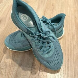 Lululemon Chargefeel Workout - Size 7